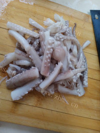 好吃的孜然辣炒鱿鱼须做法图解2)