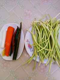 美味素炒蒜薹做法图解1)