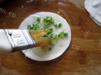 精致的饺子皮版葱花饼做法图解4)