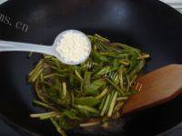 好吃的蒜苔炒青椒做法图解10)