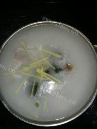 自制皮蛋瘦肉粥做法图解7)