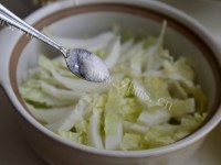 美味的金针牛肉砂锅做法图解2)