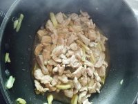 家庭版青椒炒肉做法图解4)