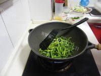 居家蒜苔炒牛肉做法图解7)