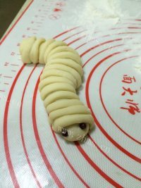 自制毛毛虫面包做法图解11)
