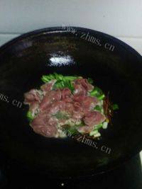 家常菜芹菜炒肉做法图解4)