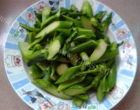 家常菜芥蓝炒腊肉做法图解1)