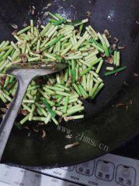 虾米炒蒜苔做法图解6)
