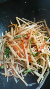 家常菜辣椒炒土豆丝做法图解8)