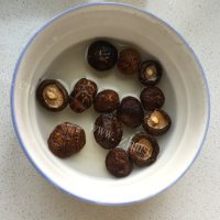 诱人的香菇炖鸡汤做法图解2)