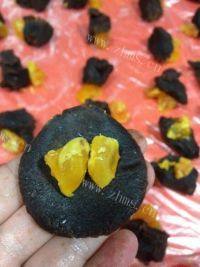 自制豆沙蛋黄月饼做法图解4)
