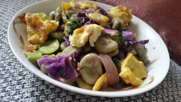 芳香四溢的蚕豆炒鸡蛋