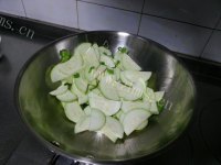 家常菜西葫芦炒海米做法图解3)