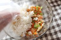 好吃的彩蔬虾仁饭团做法图解6)