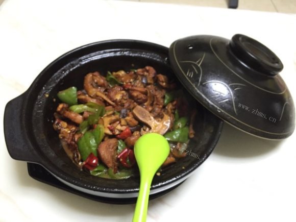 香喷喷的黄焖鸡米饭