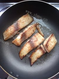 特色美食香煎鲷鱼做法图解7)