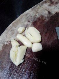 鲜香的芹菜炒鱿鱼做法图解3)