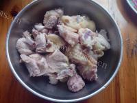 自制萝卜枸杞煲鸡肉做法图解3)