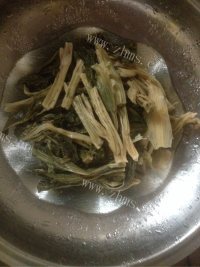 美味的胡萝卜菜干爆鸡汤做法图解1)