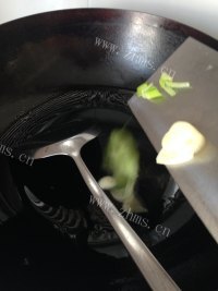 独特的手撕包菜做法图解6)