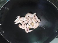美味的腐竹焖鸡翼尖做法图解5)