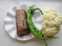 家常菜腊肉炒花菜做法图解1)