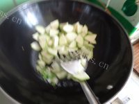 家常菜西葫芦炒木耳做法图解4)