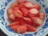 美味的胡萝卜玉米排骨汤做法图解4)