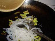 芹菜炒粉做法图解4)