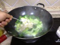 美味可口的青菜豆腐汤做法图解5)
