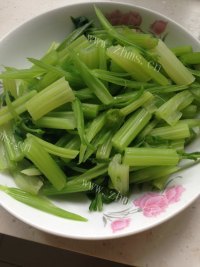 家常菜肉丝炒芹菜做法图解2)