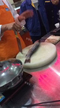 口感极佳的蒜爆鱼做法图解1)