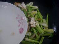 肉丝炒芹菜自制做法图解6)