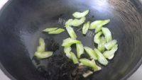 家常菜西芹炒虾仁做法图解6)
