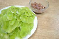 家常菜莴笋炒瘦肉做法图解2)
