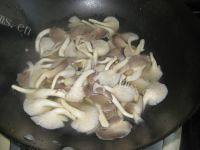 家常菜蘑菇炒青菜做法图解3)