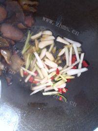 家常菜腊肉炒芹菜做法图解6)
