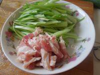 家常菜芹菜肉丝做法图解2)