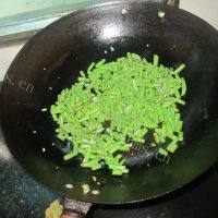 家常菜肉末四季豆做法图解6)