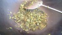 美味的香椿头炒鸡蛋做法图解10)