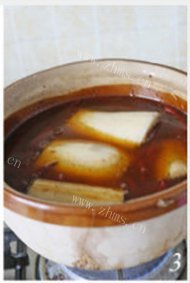 美味的辣汁卤藕做法图解3)