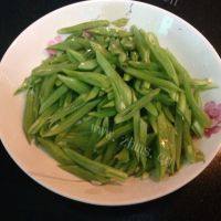 家常菜红椒炒扁豆做法图解1)