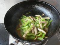 口感饱满的杏鲍菇炒芹菜做法图解11)