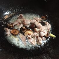 家常香菇肉片西兰花做法图解6)