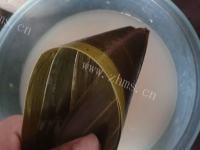 美味的红豆蜜枣粽子做法图解6)