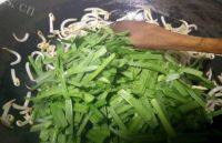家常韭菜炒豆芽做法图解7)