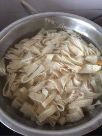 诱人的凉拌豆皮做法图解3)