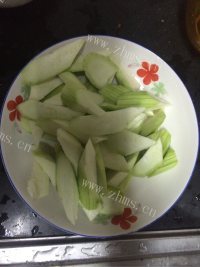 诱人的丝瓜炒肉做法图解2)