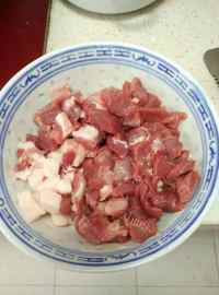 蒜苔烧肉做法图解1)
