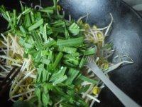 味道不错的韭菜炒豆芽做法图解8)